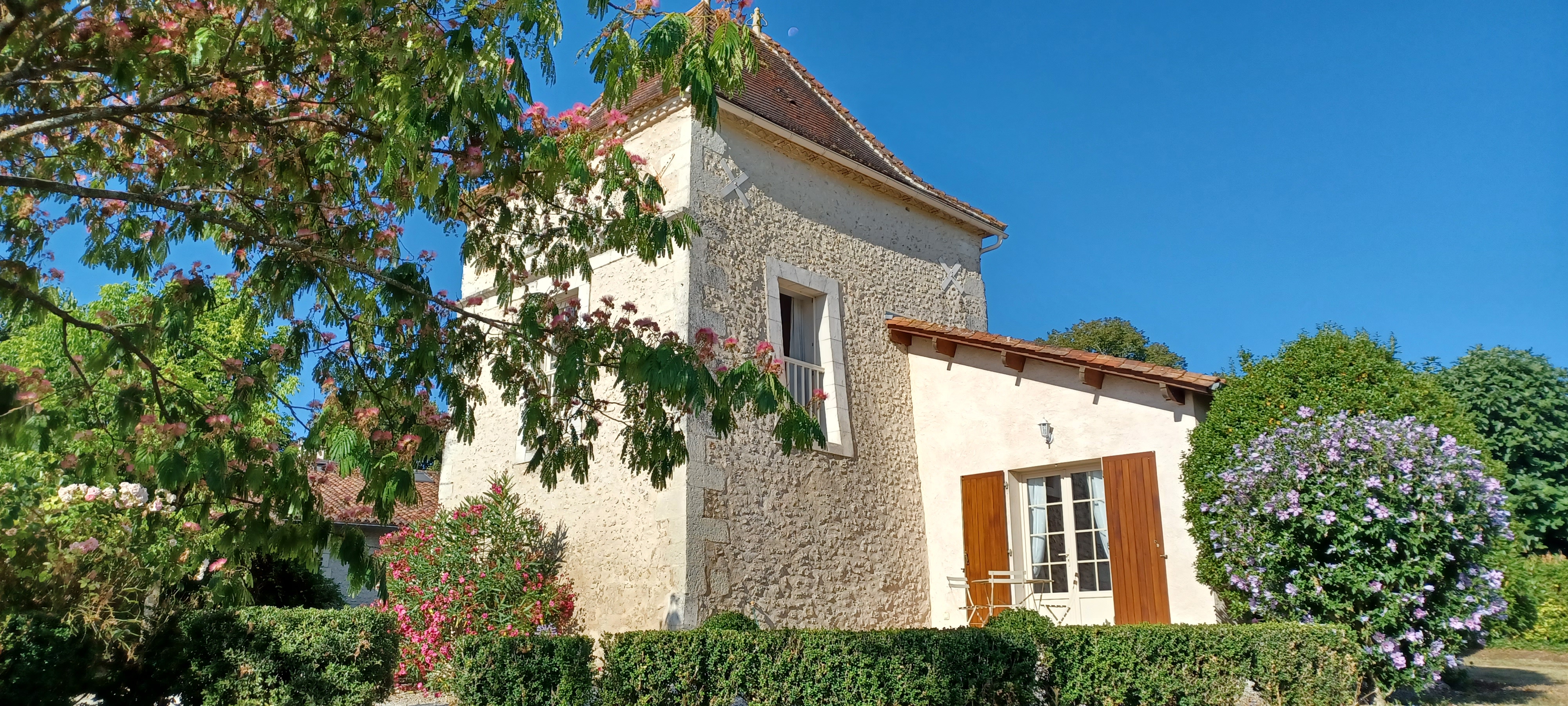 Le Pigeonnier vu depuis le jardin