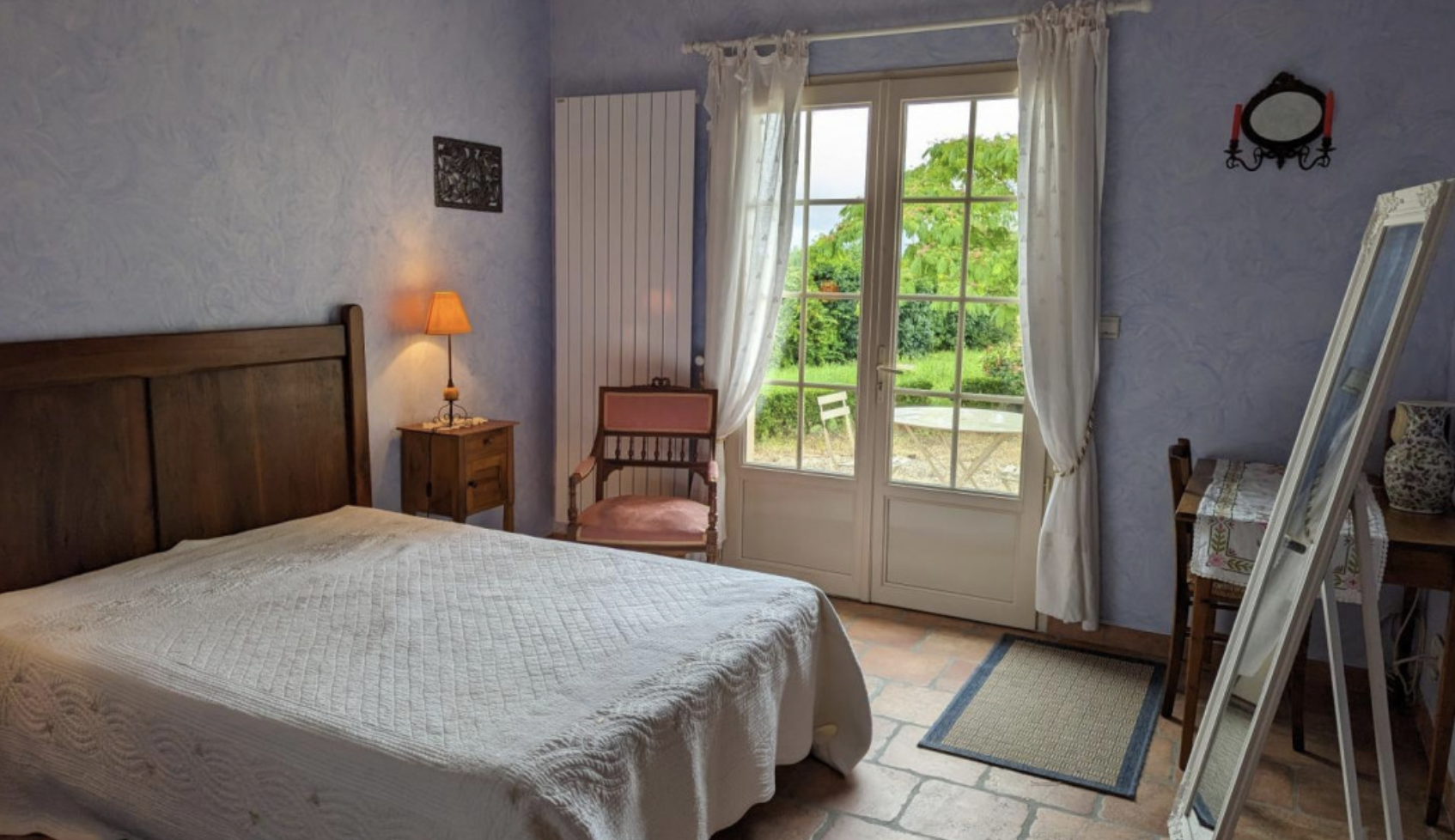 Chambre — lit double, porte-fenêtre sur le jardin