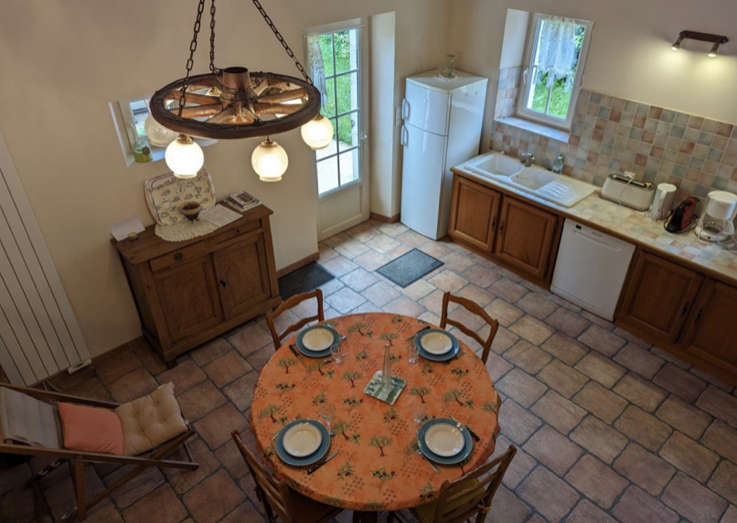 Cuisine — carrelage traditionnel, table ronde