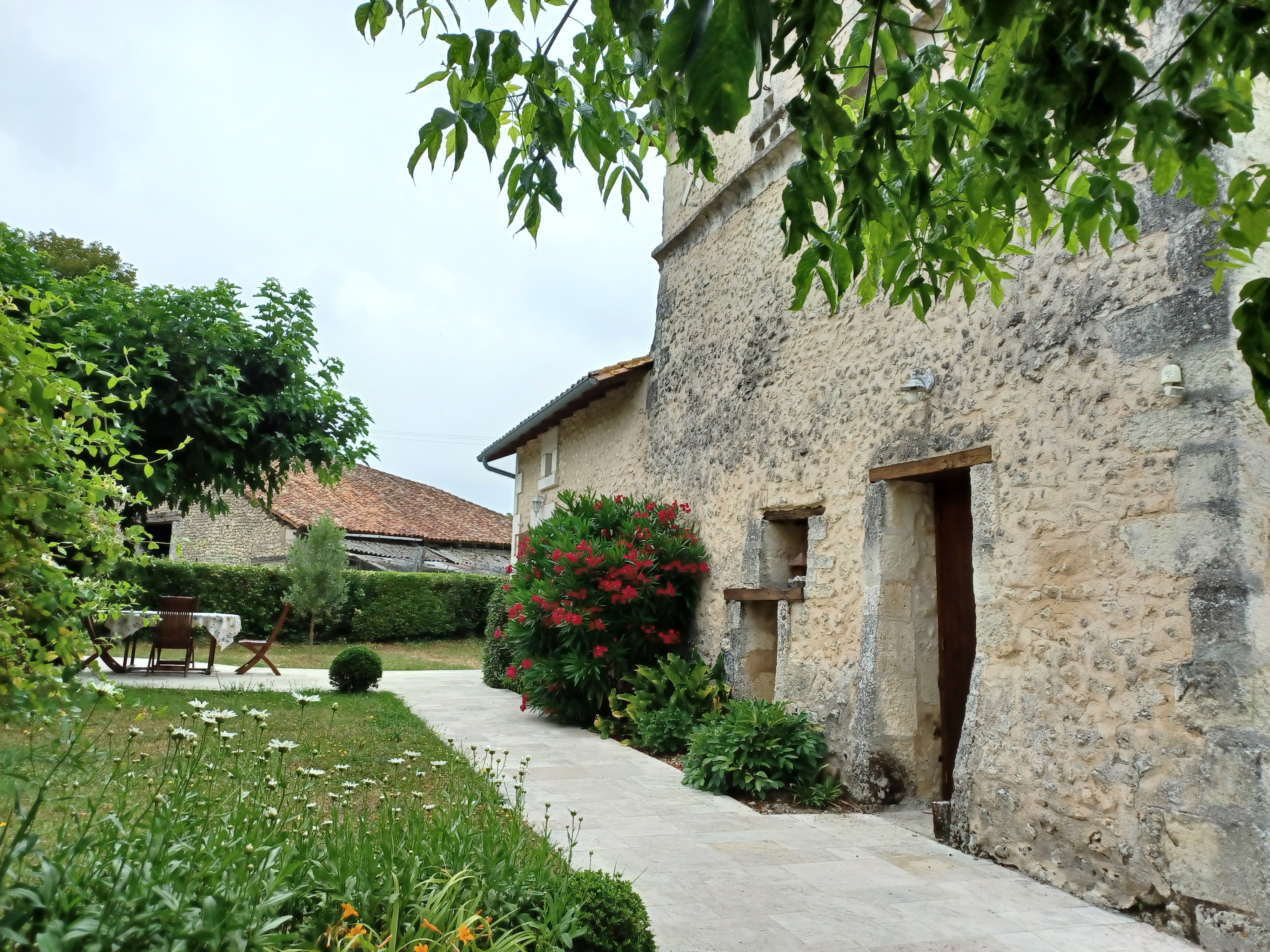 Allée en pierre, façade et jardin du Pigeonnier