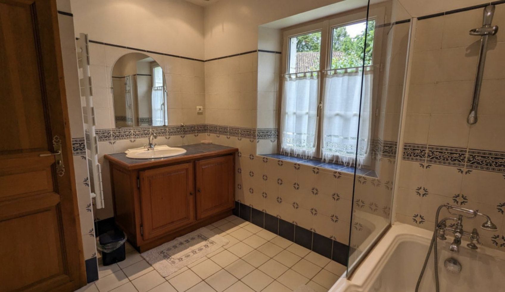 Salle de bain — baignoire, douche, carrelage